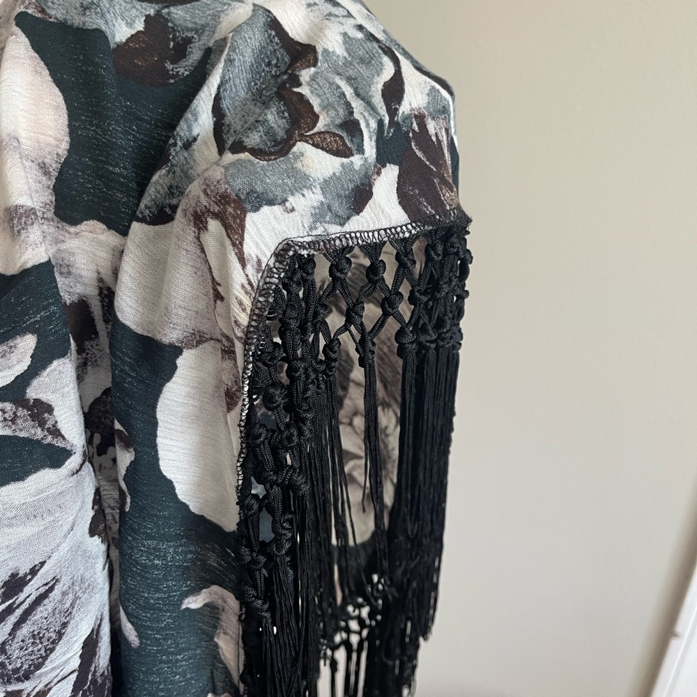 Forever 21 Black Floral Fringe Kimono Size S - Picture 7 of 7